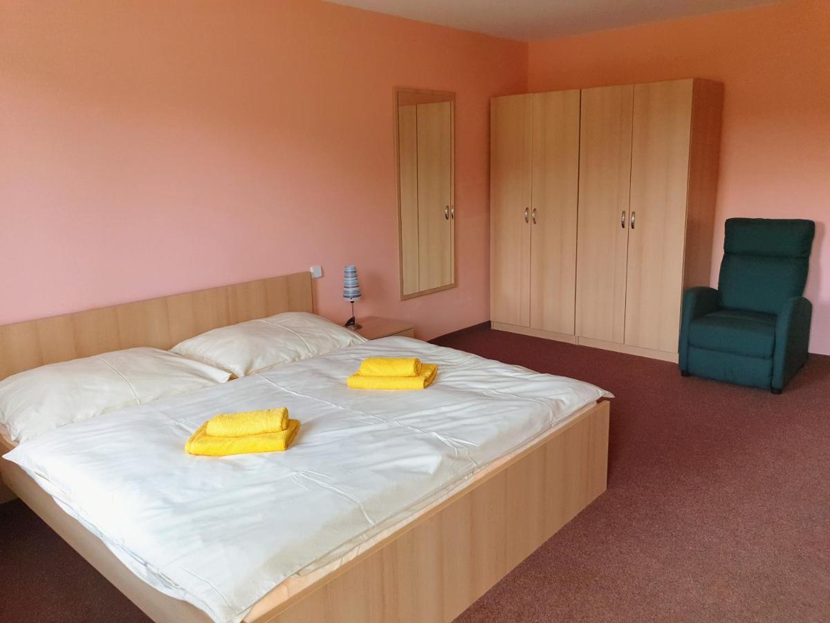 Penzion Lumis Nová Role Extérieur photo